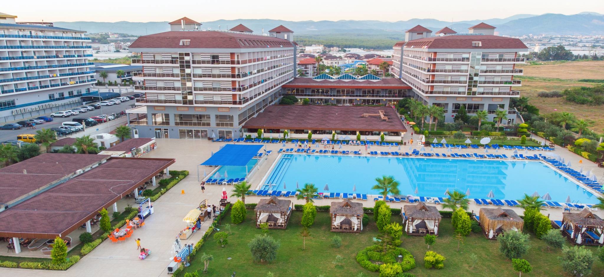 Eftalia Aqua Resort Hotel ana binaları ve büyük açık havuzunun genel görünümü